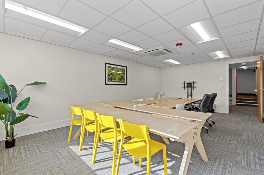 More Photos Of 1028 Johnnie Dodds Blvd, Mount Pleasant Restaurant For Sale