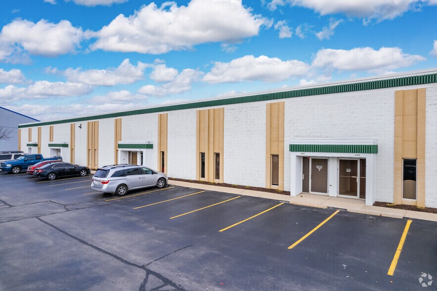 More Photos Of 2905-2925 S 160th St, New Berlin Industrial For Sale