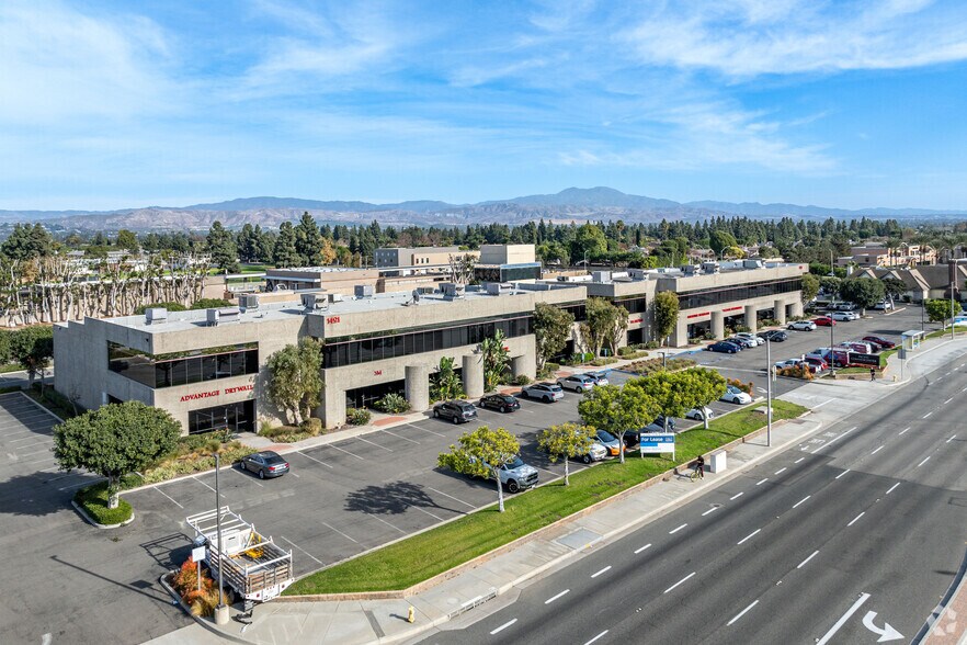 More Photos Of 1451 Edinger Ave, Tustin Showroom For Lease