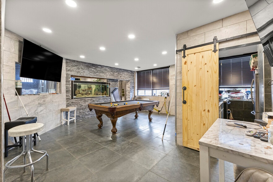 More Photos Of 8301 W Chicago, Detroit Flex For Sale