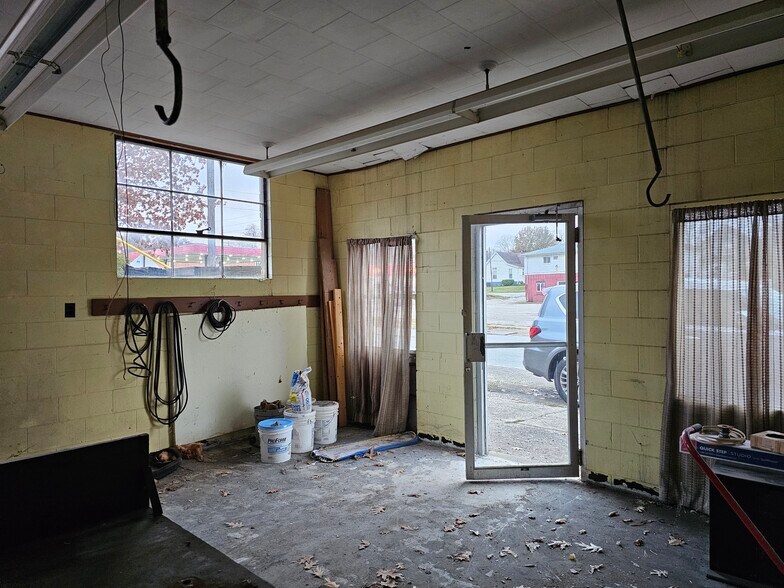 More Photos Of 115 S Hamilton St, Hillsboro Office For Sale