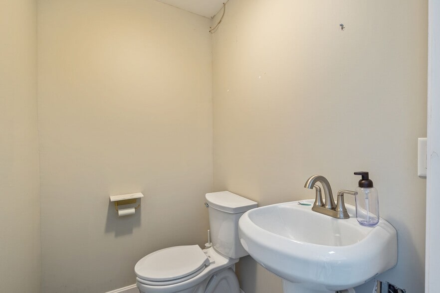 More Photos Of 10 Elm St, Gorham Office For Sale