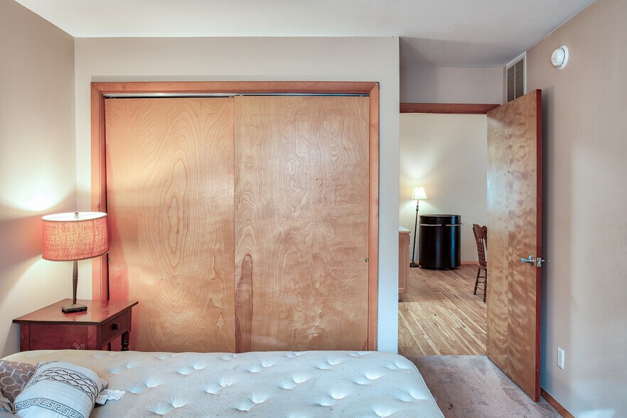 More Photos Of 1533 Arbors Ln, Bloomington Apartments For Sale