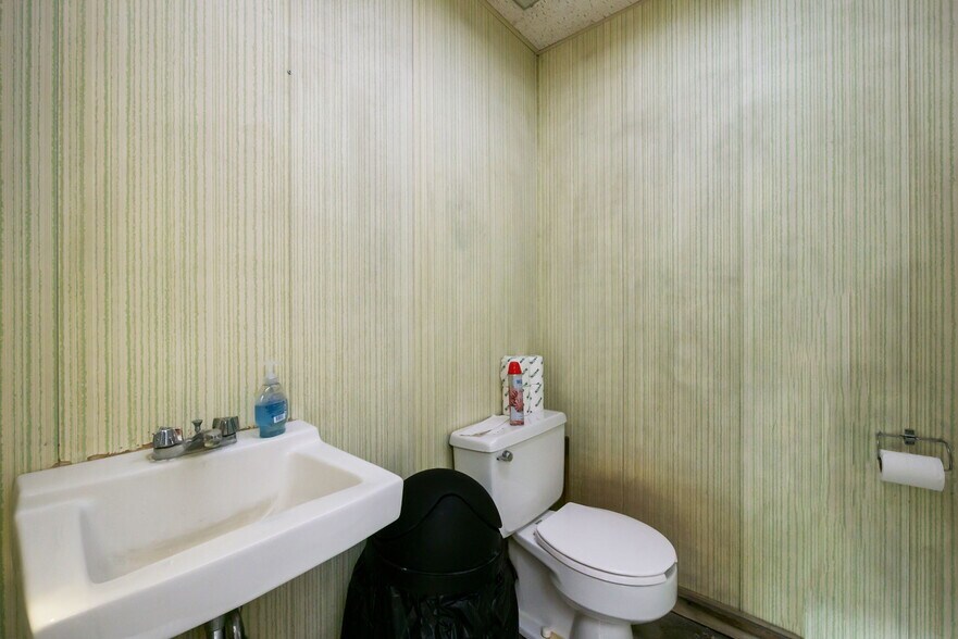 More Photos Of 690 S Lapeer Rd, Oxford Warehouse For Sale