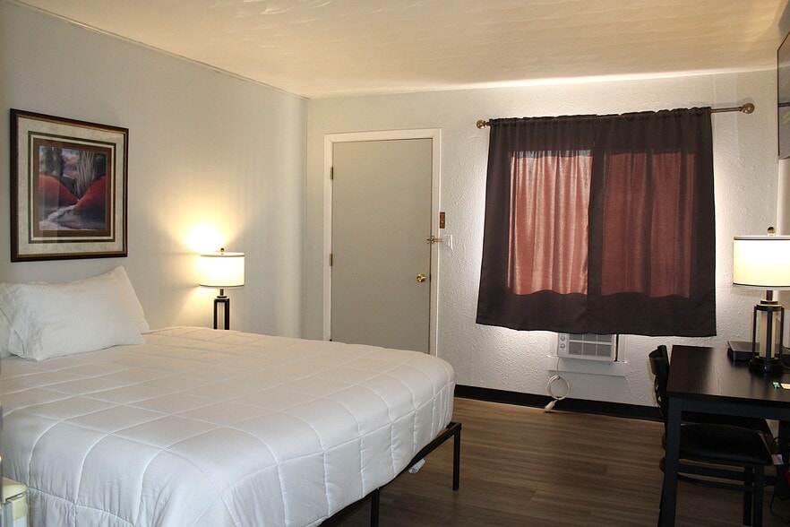 More Photos Of 102 B Dr, Circle Hotel For Sale