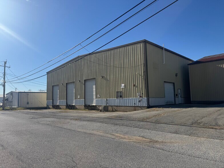 More Photos Of 4 Copper Dr, Wilmington Warehouse For Lease