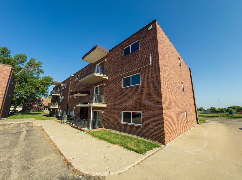 More Photos Of 306 11th St, Brookings Apartments For Sale