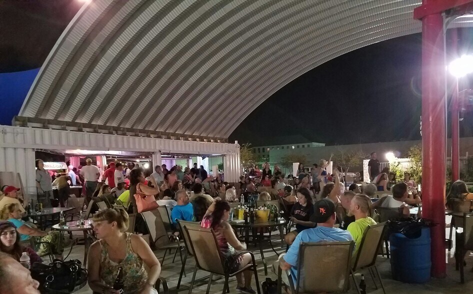 More Photos Of 622 6th St N, Texas City Bar For Lease