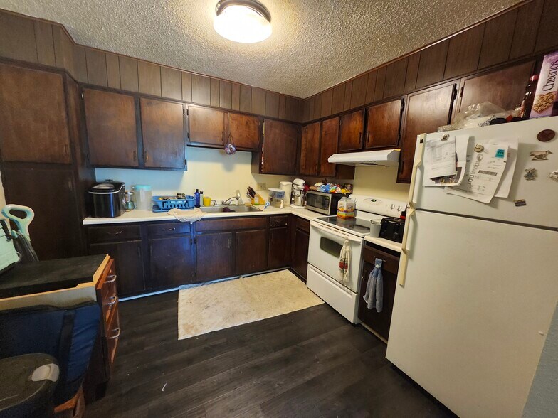 More Photos Of 204 3rd St SW, Rake Apartments For Sale
