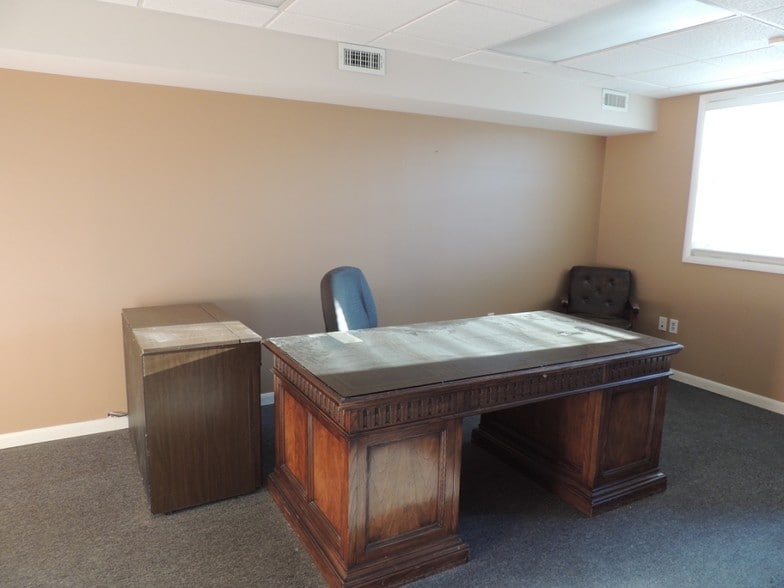 More Photos Of 5200-5300 Minnick Rd, Laurel Light Distribution For Lease