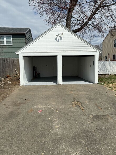 More Photos Of 615 E Main St, Stratford Warehouse For Lease