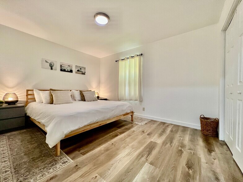 More Photos Of 902 E Highway St, Fredericksburg Specialty For Sale
