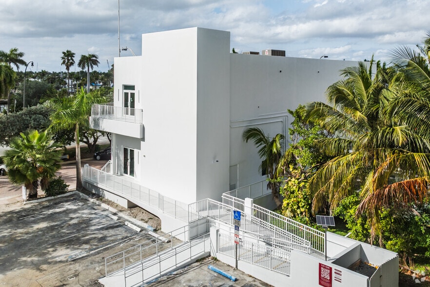 More Photos Of 201 N Ocean Dr, Hollywood Storefront Retail Office For Sale