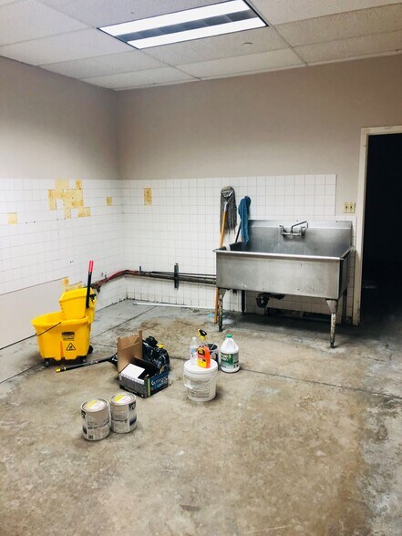 More Photos Of 100 Carney St, Glen Cove Manufacturing For Lease