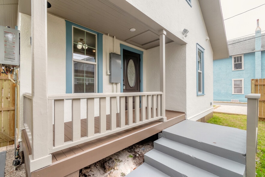 More Photos Of 208 Douglas St, New Smyrna Beach Office Residential For Sale