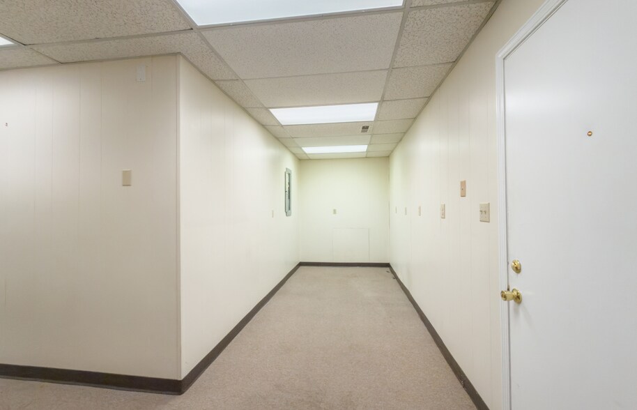 More Photos Of 223 W Virginia Ave, Vinton Storefront Retail Office For Lease