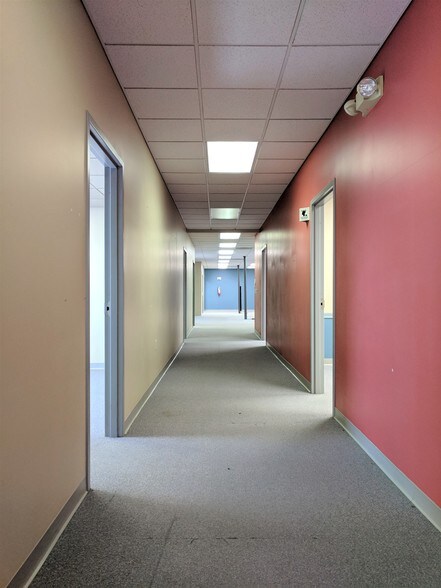 More Photos Of 901 W Main St, El Paso Office For Sale