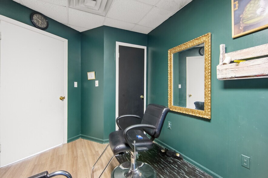 More Photos Of 411 Western Blvd, Jacksonville Office For Sale