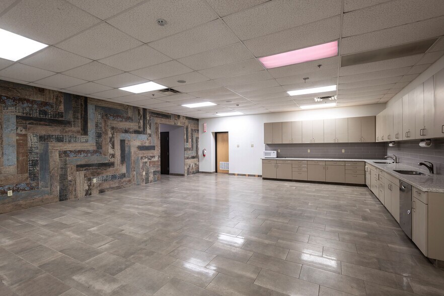 More Photos Of 2250 W Peoria Ave, Phoenix Manufacturing For Lease