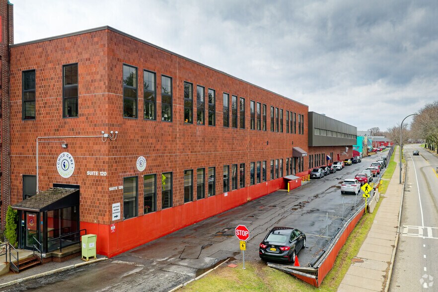 More Photos Of 565-595 Blossom Rd, Rochester Light Manufacturing For Lease