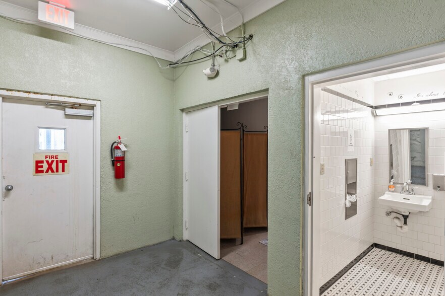 More Photos Of 604 S King St, Leesburg Office For Sale