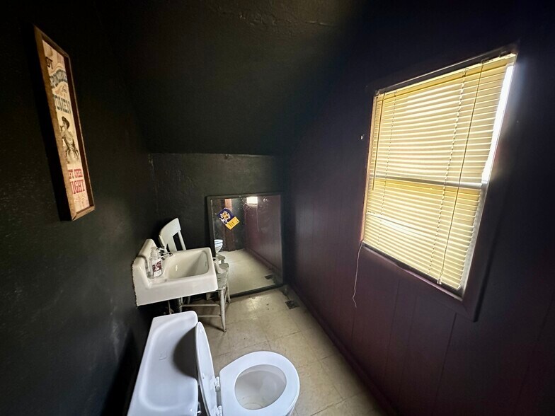 More Photos Of 1312 Broadway, Marysville Freestanding For Sale