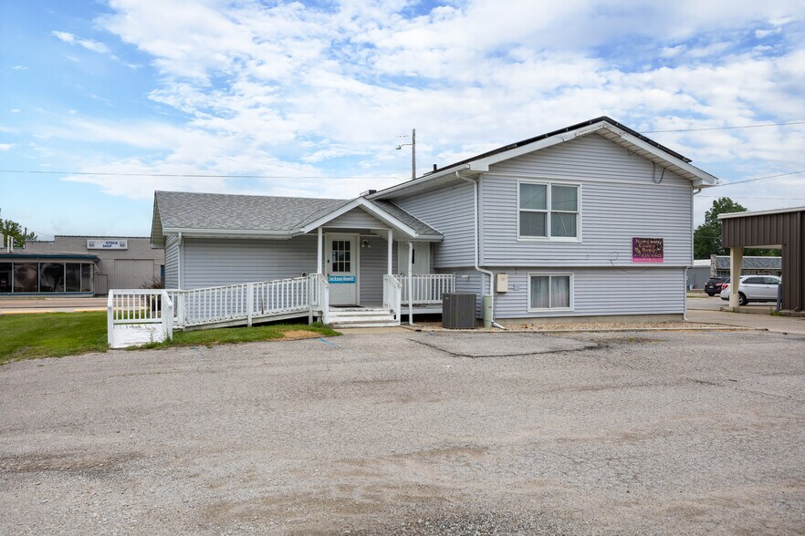 More Photos Of 902 W Union Ave, Litchfield Office For Sale