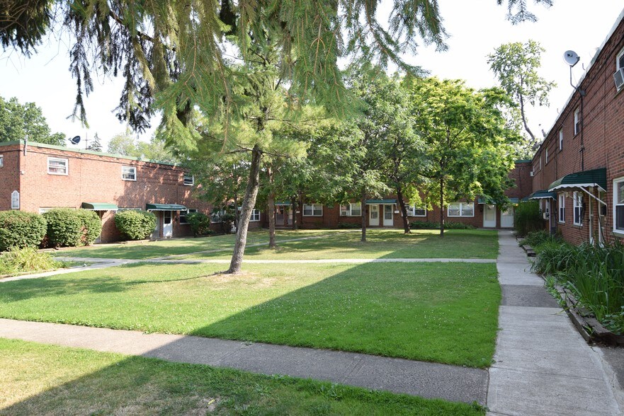 Primary Photo Of 1724 Taylor Rd, East Cleveland Apartments For Sale