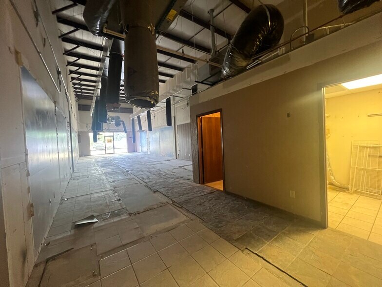 More Photos Of 620 N Madison Ave, Derby Unknown For Lease