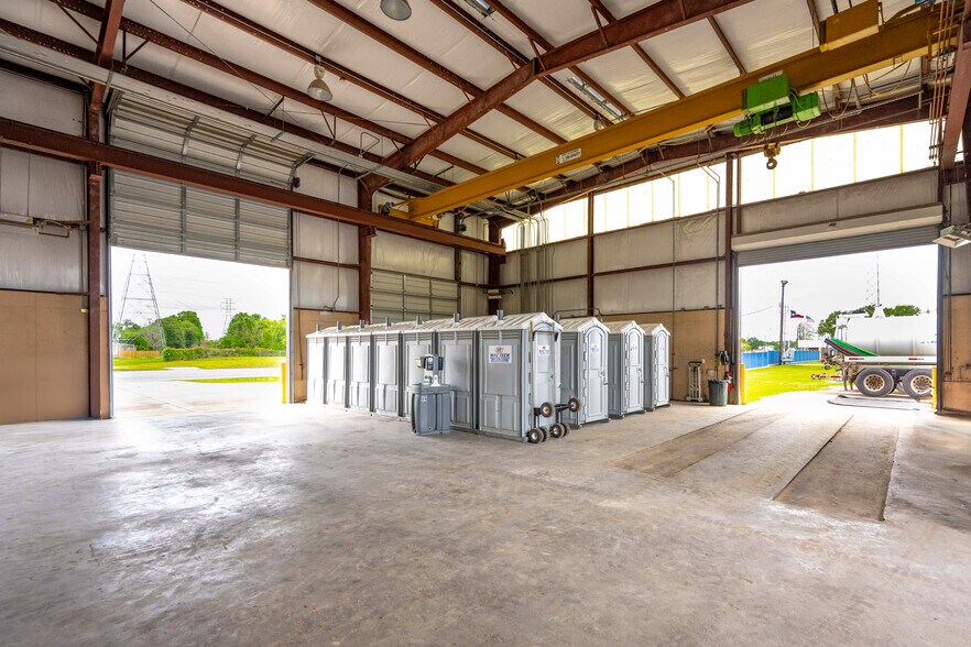 More Photos Of 1500 W Highway 6, Alvin Truck Terminal For Sale