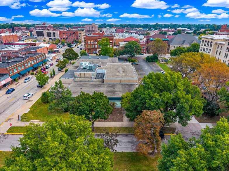 More Photos Of 40 E Simmons St, Galesburg Flex For Sale