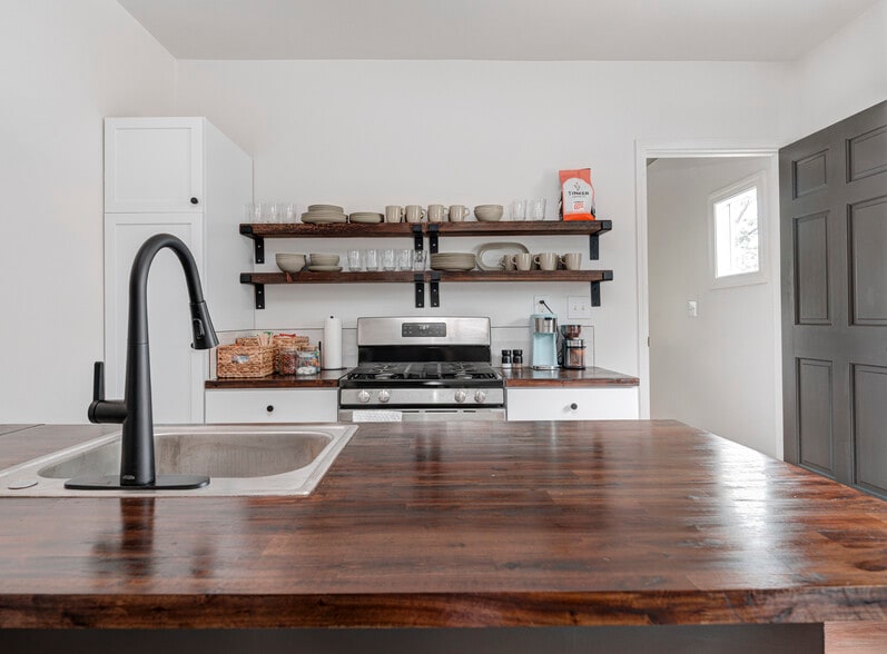 More Photos Of 6543 Ferguson St, Indianapolis Office Residential For Lease