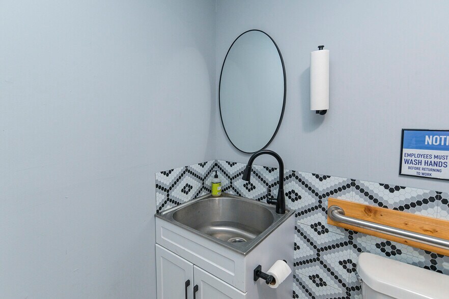 More Photos Of 806 Washington St W, Fayetteville General Retail For Sale