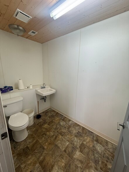 More Photos Of 100 E Upshur Ave, Gladewater Freestanding For Sale