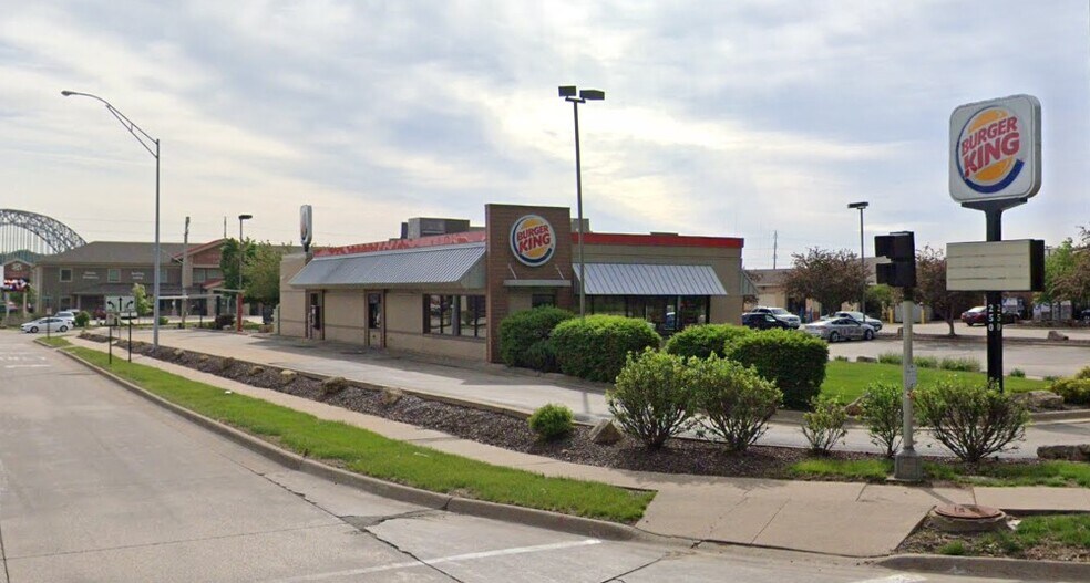 More Photos Of 250 S Locust St, Dubuque Fast Food For Sale