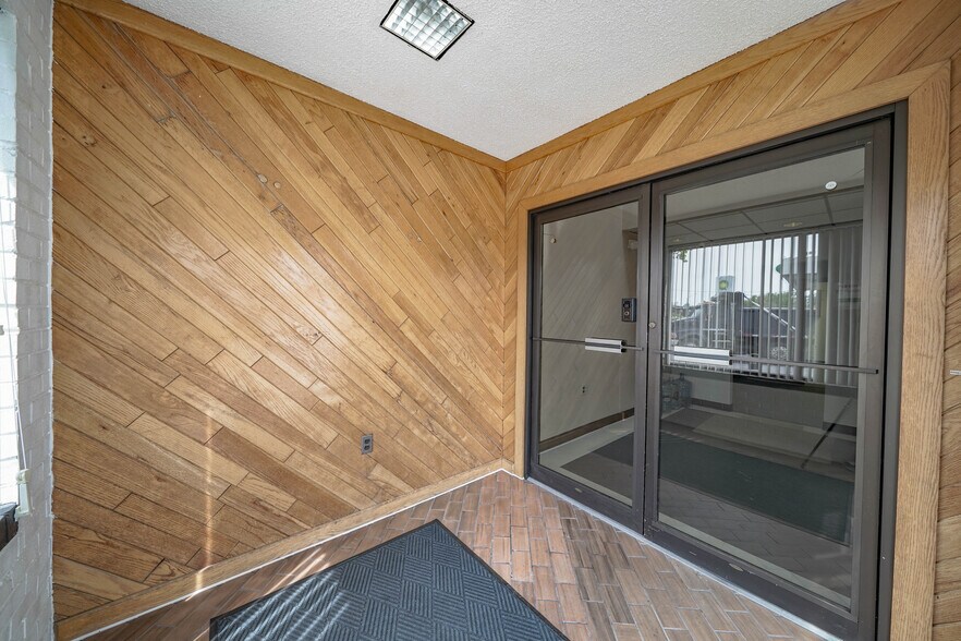 More Photos Of 8023 Malcolm Rd, Clinton Medical For Lease