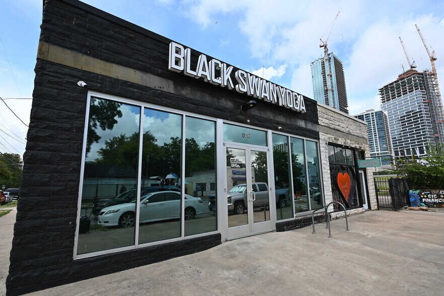 More Photos Of 911 E Cesar Chavez St, Austin Storefront For Lease