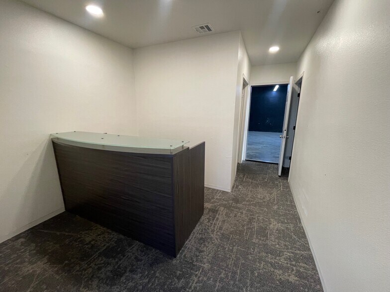 More Photos Of 20620-20622 Superior St, Chatsworth Warehouse For Lease
