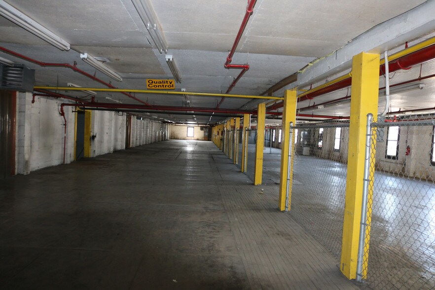 More Photos Of 2415 Lusk St, Guntersville Warehouse For Lease