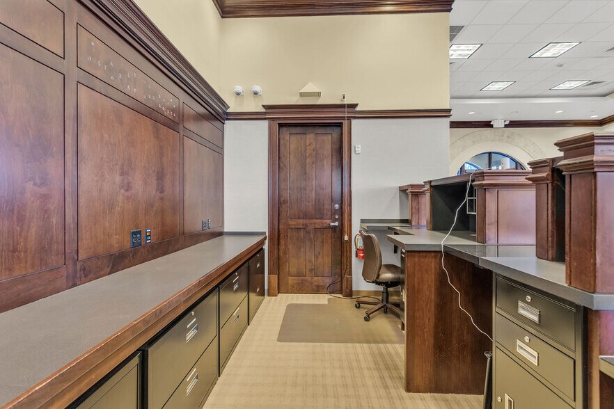 More Photos Of 5800 W Northwest Hwy, Dallas Office For Sale