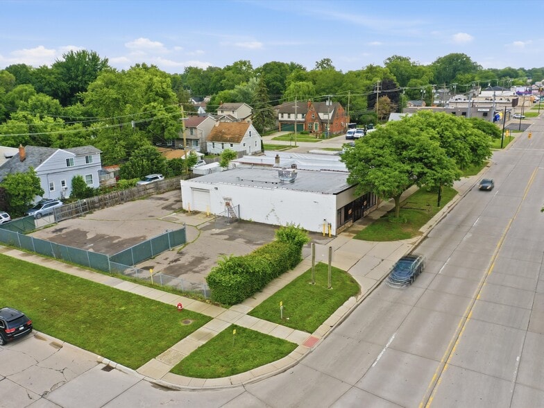 More Photos Of 832 W 11 Mile Rd, Madison Heights Warehouse For Sale