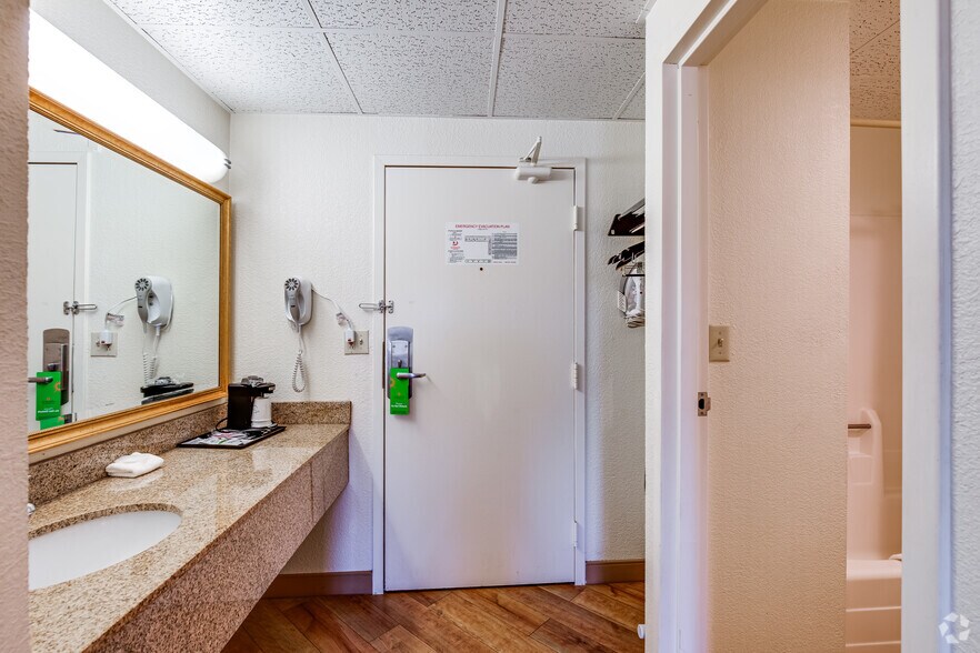 More Photos Of 7815 Nicollet Ave S, Bloomington Hotel For Sale