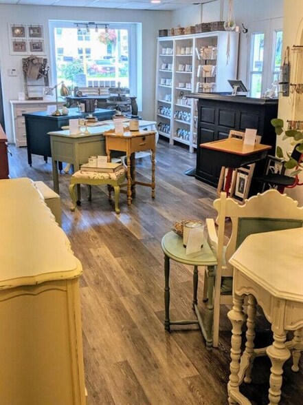 More Photos Of 431-433 Brock Av, Burlington Storefront Retail Residential For Lease