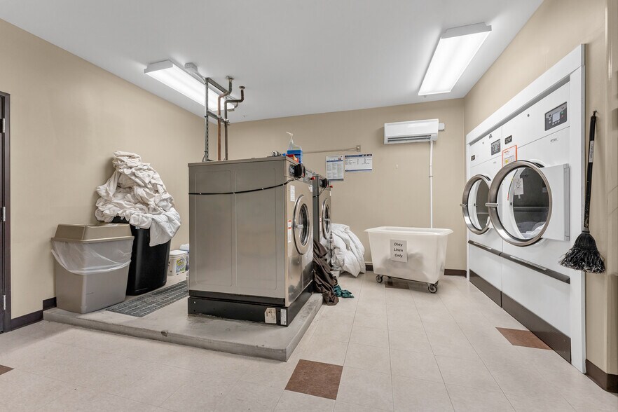 More Photos Of 975 Sheffield St, Washington Hotel For Sale