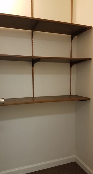 More Photos Of 515 Woodcrest Dr, Bloomington Medical For Lease