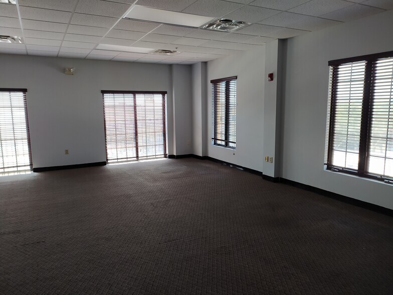 More Photos Of 2295 S Hiawassee Rd, Orlando Office For Lease