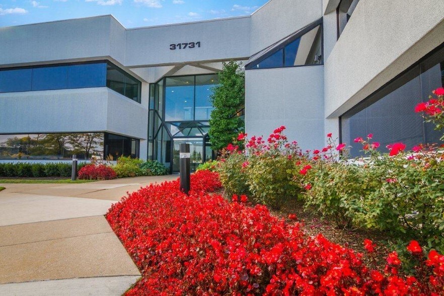 More Photos Of 31731 Northwestern Hwy, Farmington Hills Office For Lease