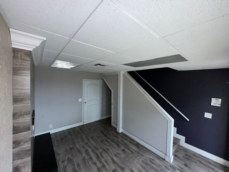 More Photos Of 4331 N Dixie Hwy, Boca Raton Light Distribution For Lease