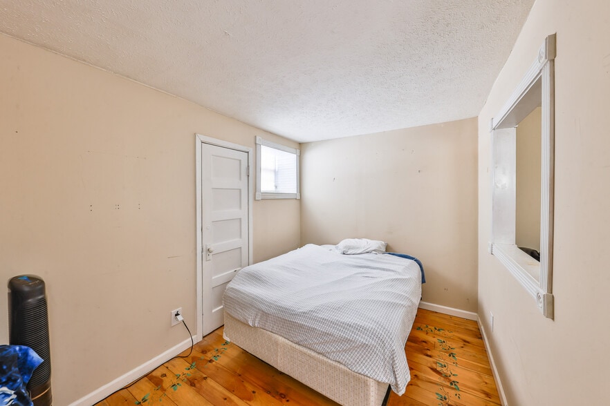 More Photos Of 126 N Wilson St, Dresden General Retail For Sale