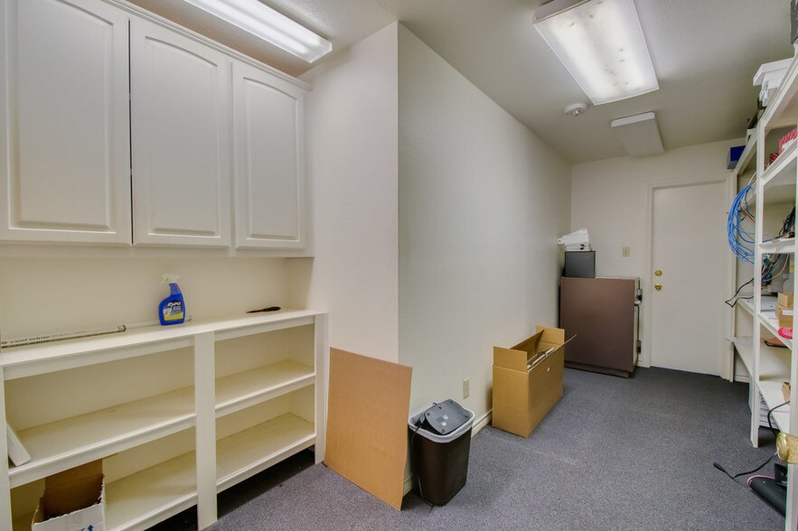 More Photos Of 1212 S Clay St, Ennis Manufacturing For Sale